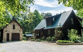 Cozy 2 Bedroom Cabin Nestled In Wooded Hideaway